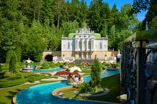 Schloss mit runden Booten im Wasserkanal davor
