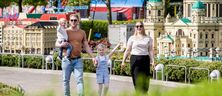 Besucher vor den Kulissen vom Miniland